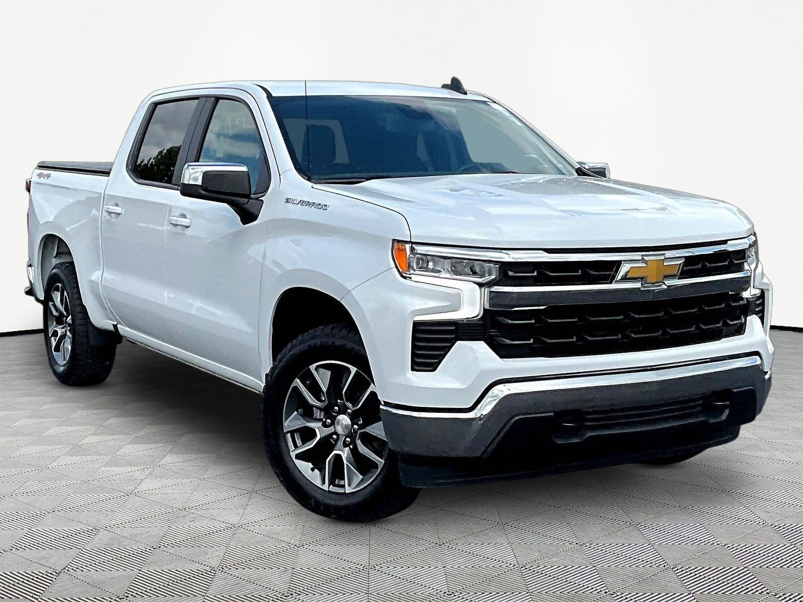 Used 2024 Chevrolet Silverado 1500 LT AWD/4WD image 3