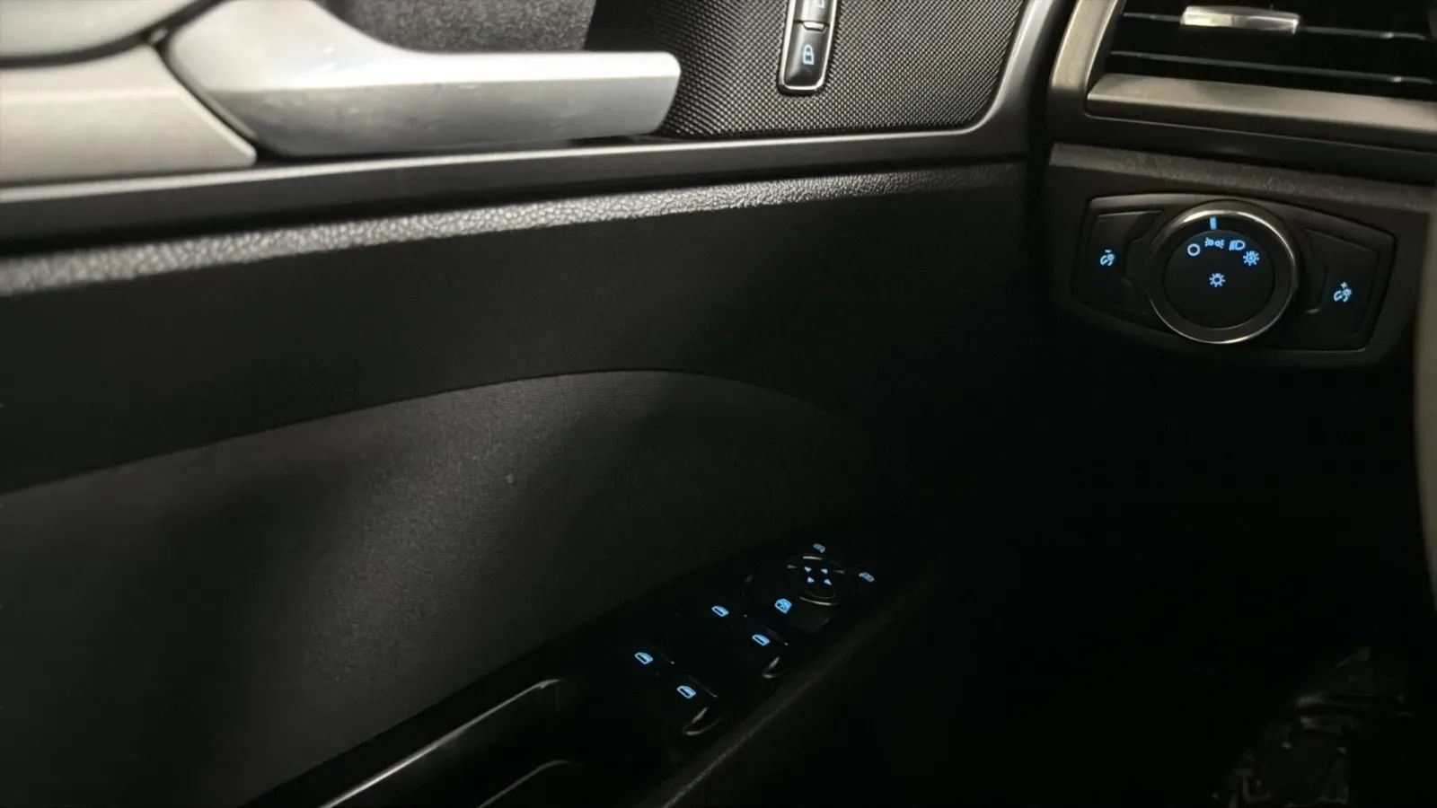 Used 2016 Ford Fusion SE FWD image 15