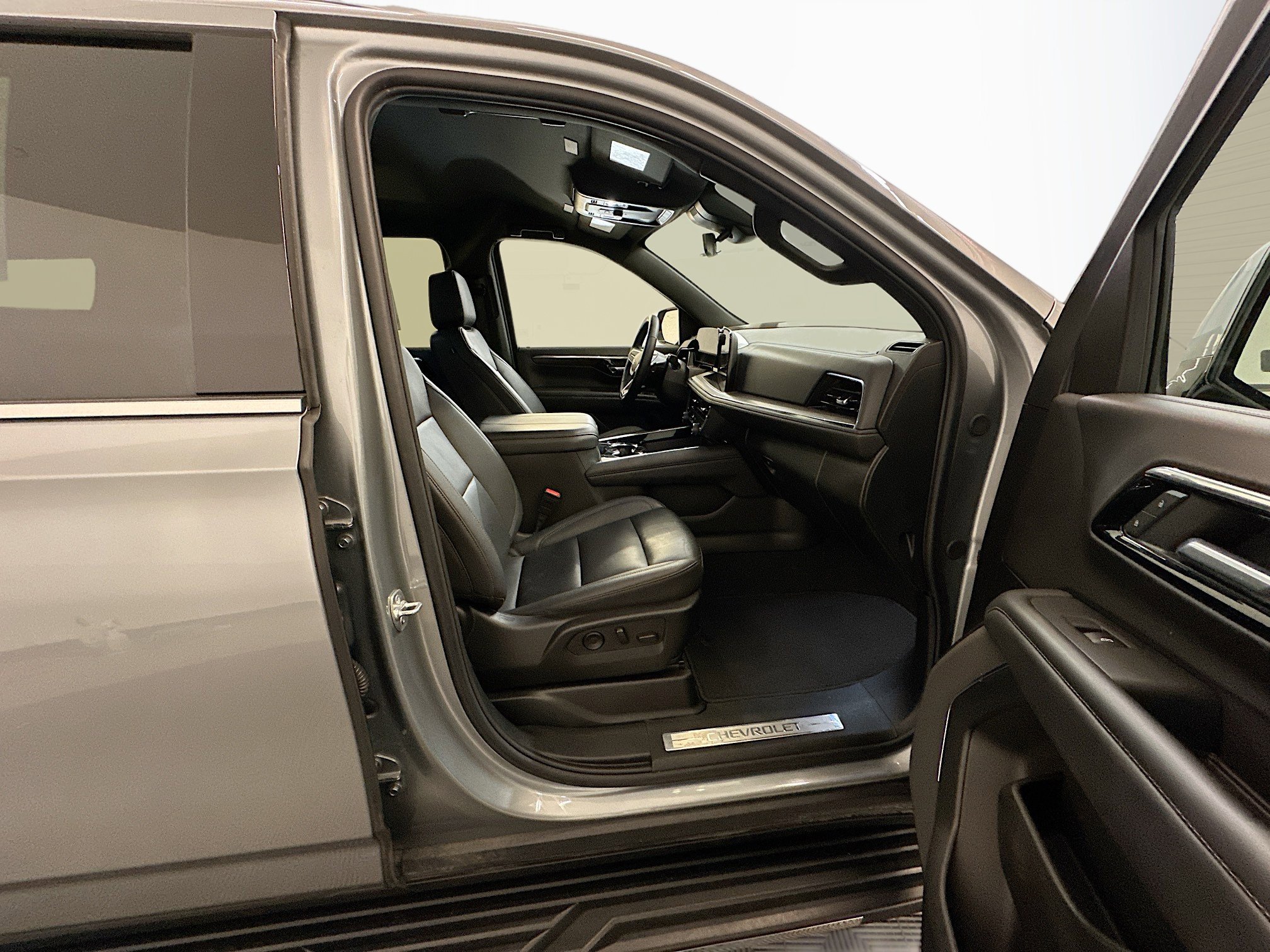 Used 2025 Chevrolet Suburban LT image 34