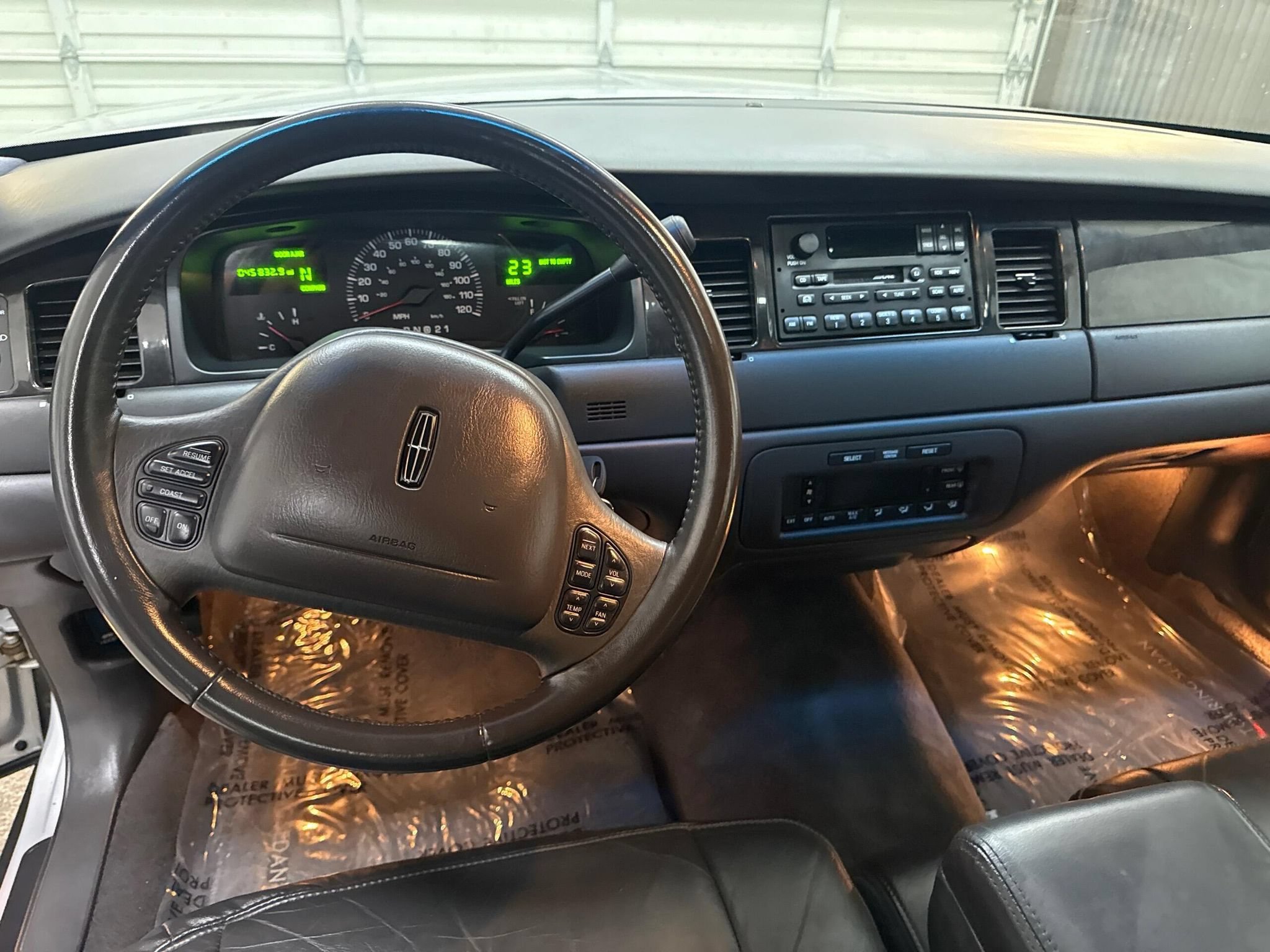 Used 2000 Lincoln Town Car Signature RWD image 12