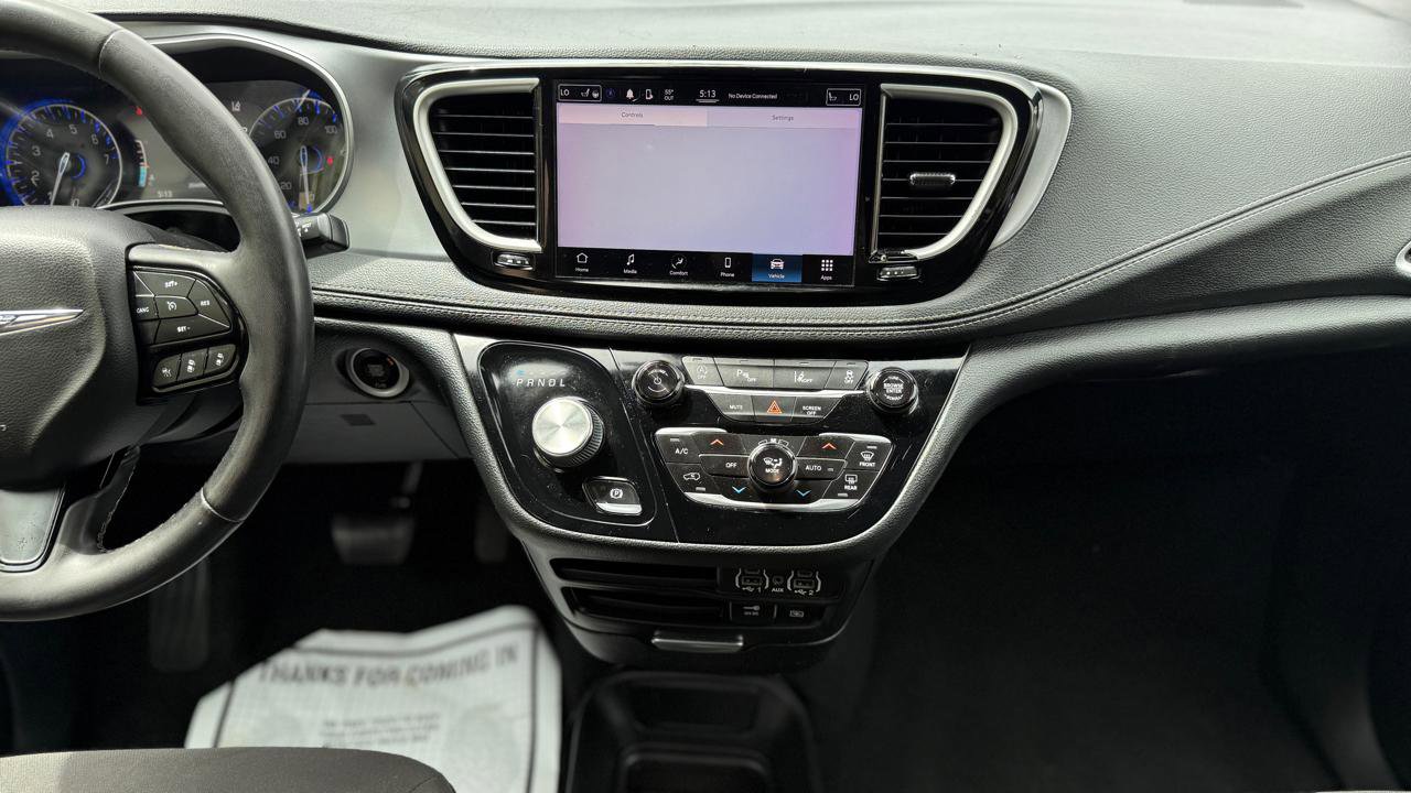 Used 2022 Chrysler Pacifica Touring FWD image 16
