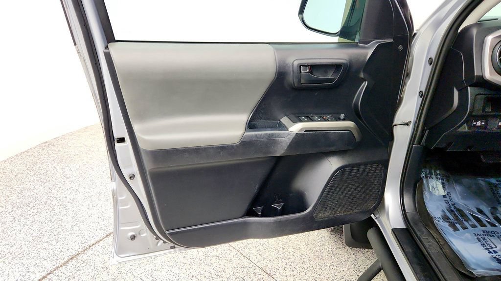 Used 2019 Toyota Tacoma SR5 AWD/4WD image 10