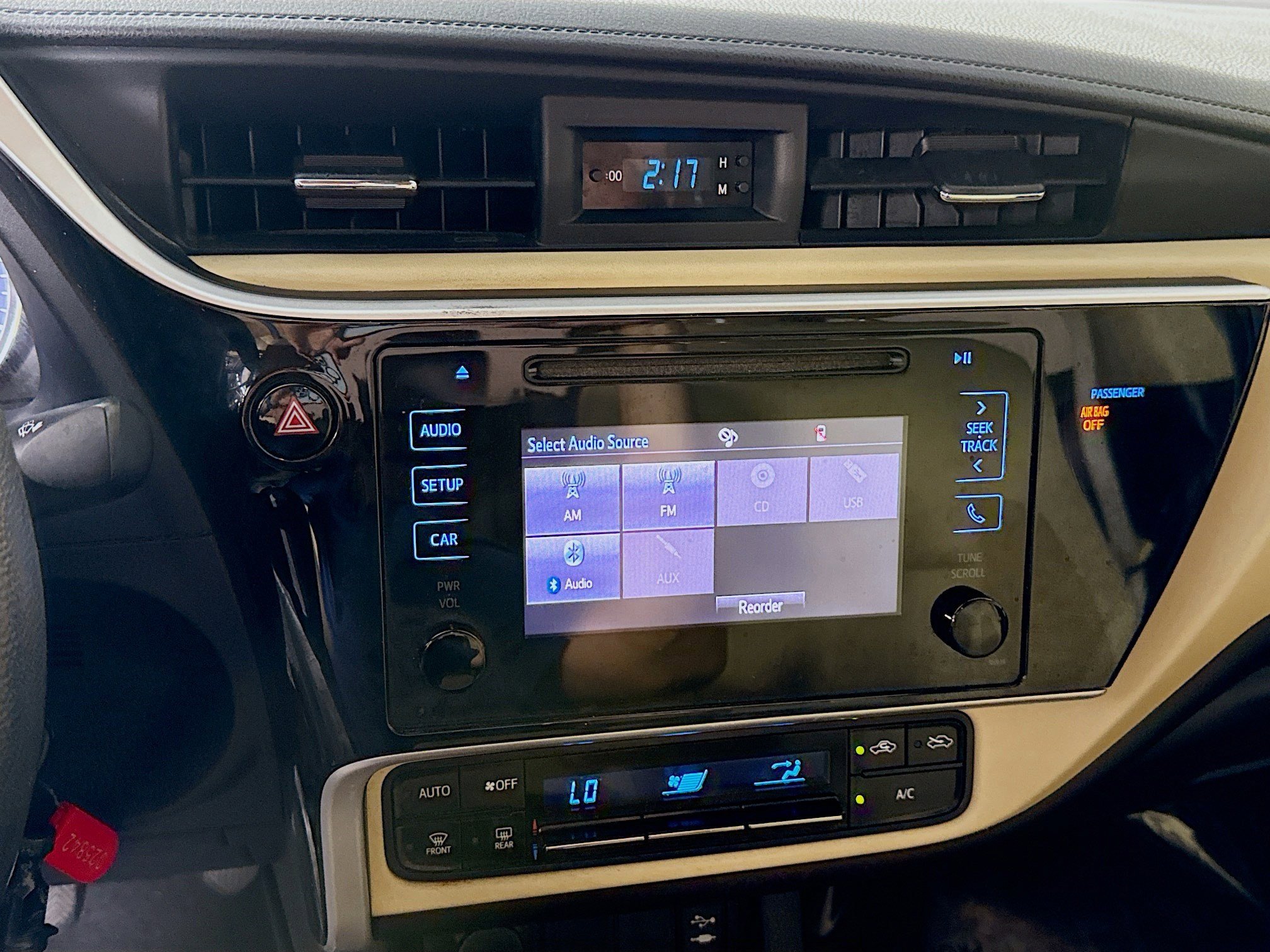 Used 2018 Toyota Corolla LE FWD image 18