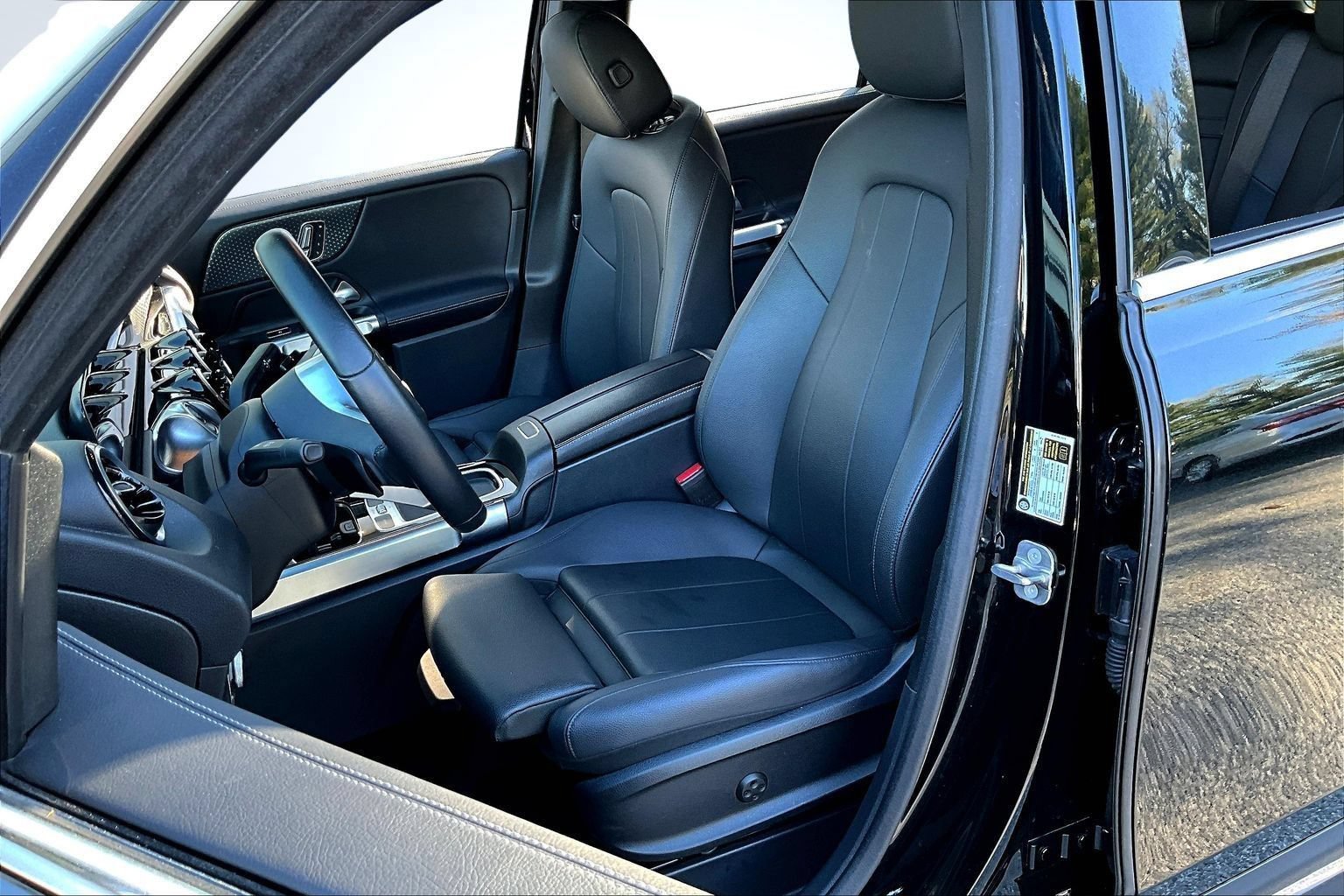 Used 2025 Mercedes-Benz GLB 250 image 24