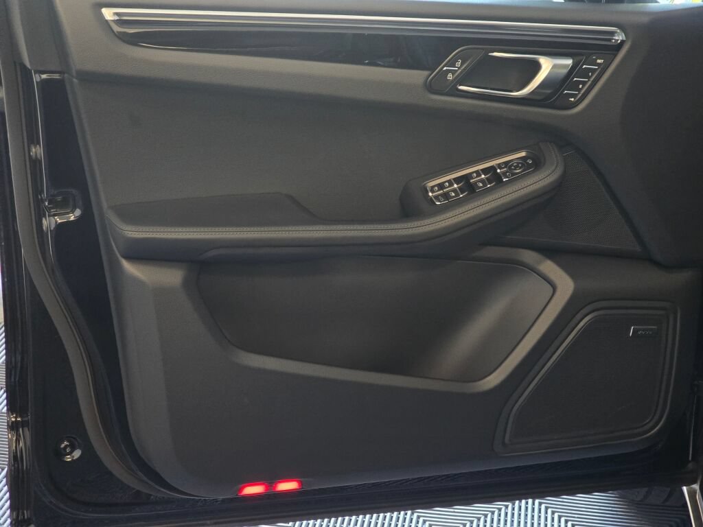 Certified 2026 Porsche Macan AWD/4WD image 34
