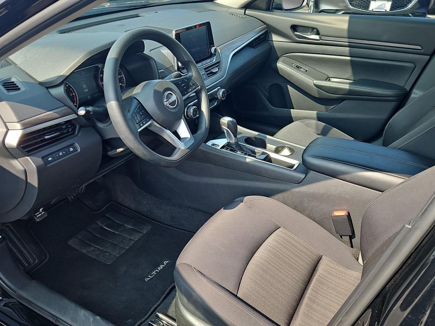 Used 2025 Nissan Altima 2.5 SV FWD image 14