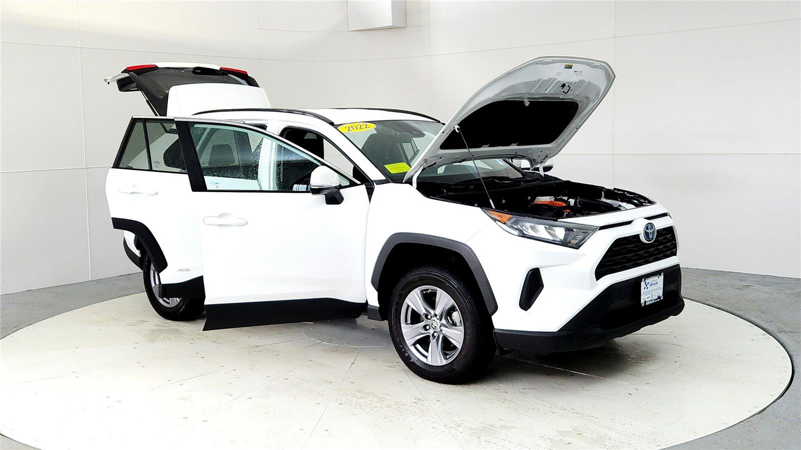 Used 2022 Toyota RAV4 LE image 12
