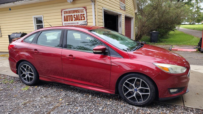 Used 2015 Ford Focus SE w/ SE Sport Package FWD image 3