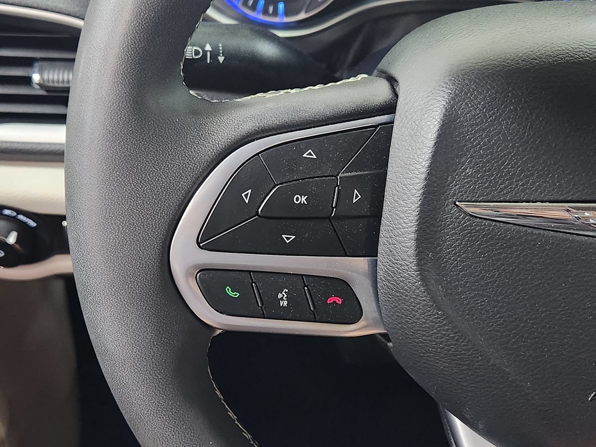 Used 2023 Chrysler Pacifica Touring-L FWD image 48