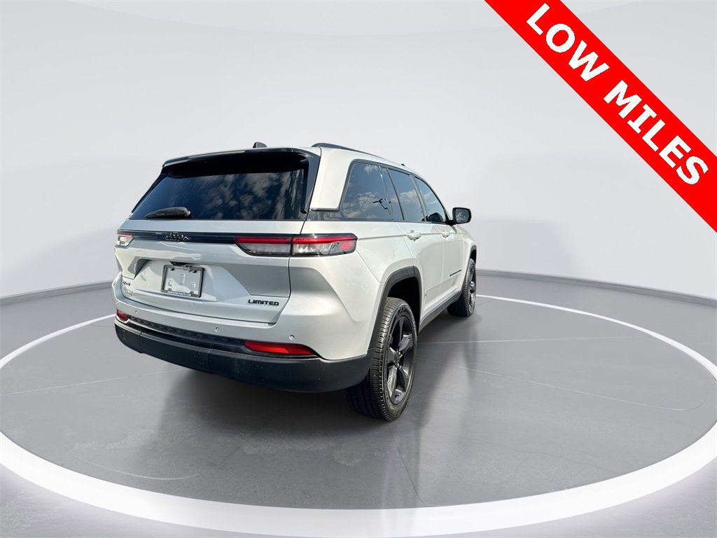 Used 2024 Jeep Grand Cherokee Limited w/ Black Appearance Package image 8