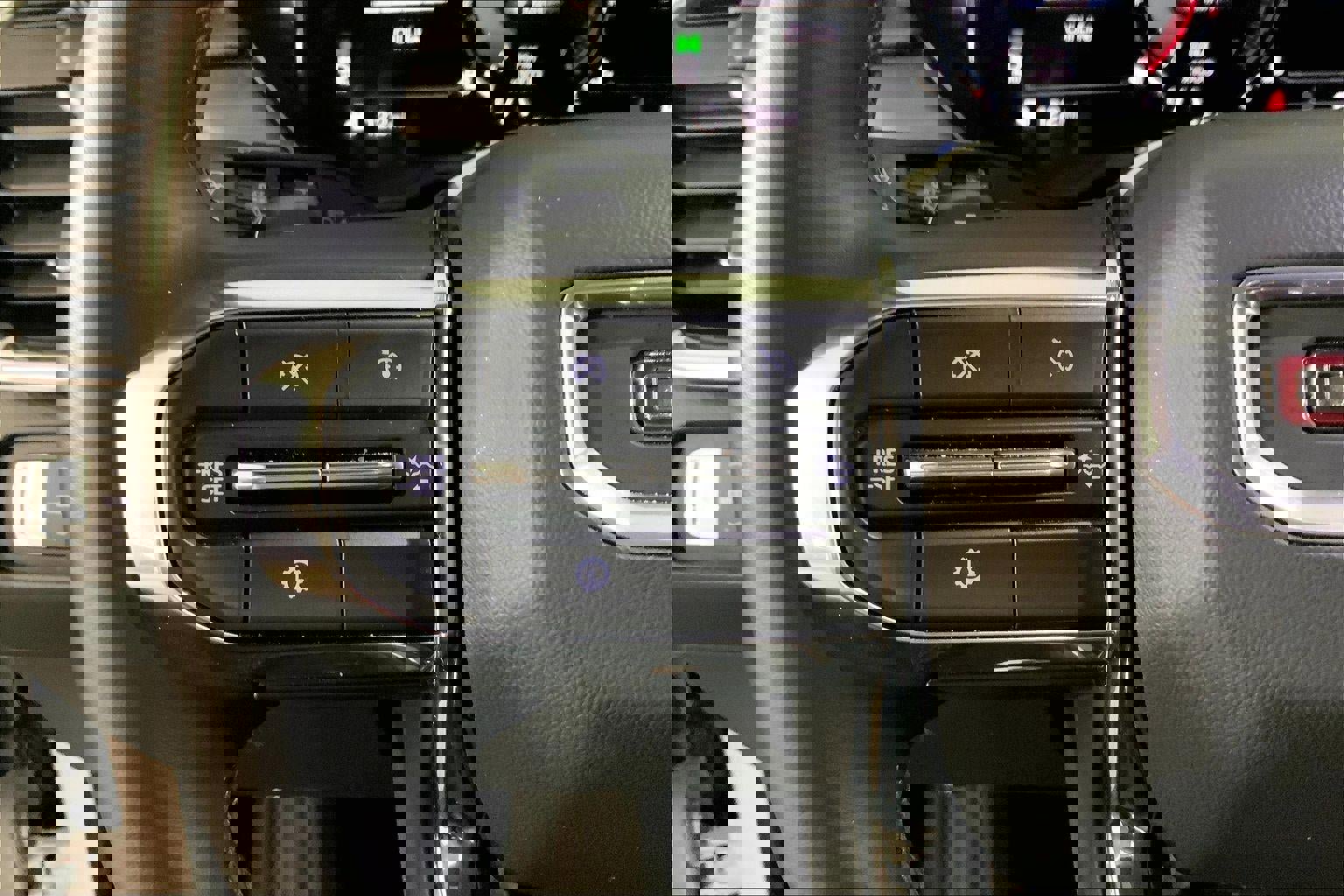 Used 2025 GMC Acadia Elevation image 18