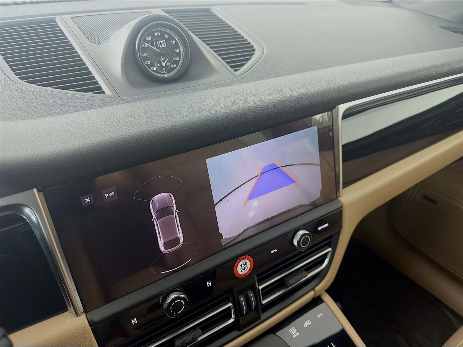 Certified 2025 Porsche Macan image 18