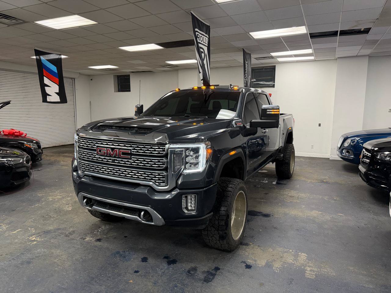 Used 2022 GMC Sierra 3500 Denali w/ Denali Ultimate Package AWD/4WD image 2