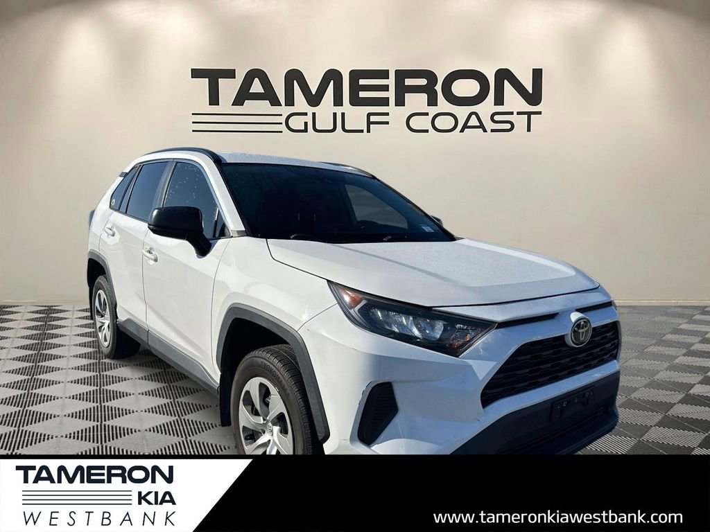 Used 2021 Toyota RAV4 LE image 1