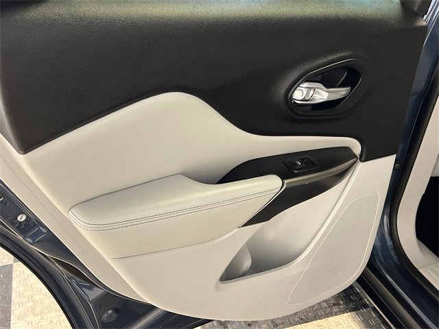 Used 2020 Jeep Cherokee Latitude Plus w/ Cold Weather Group image 18