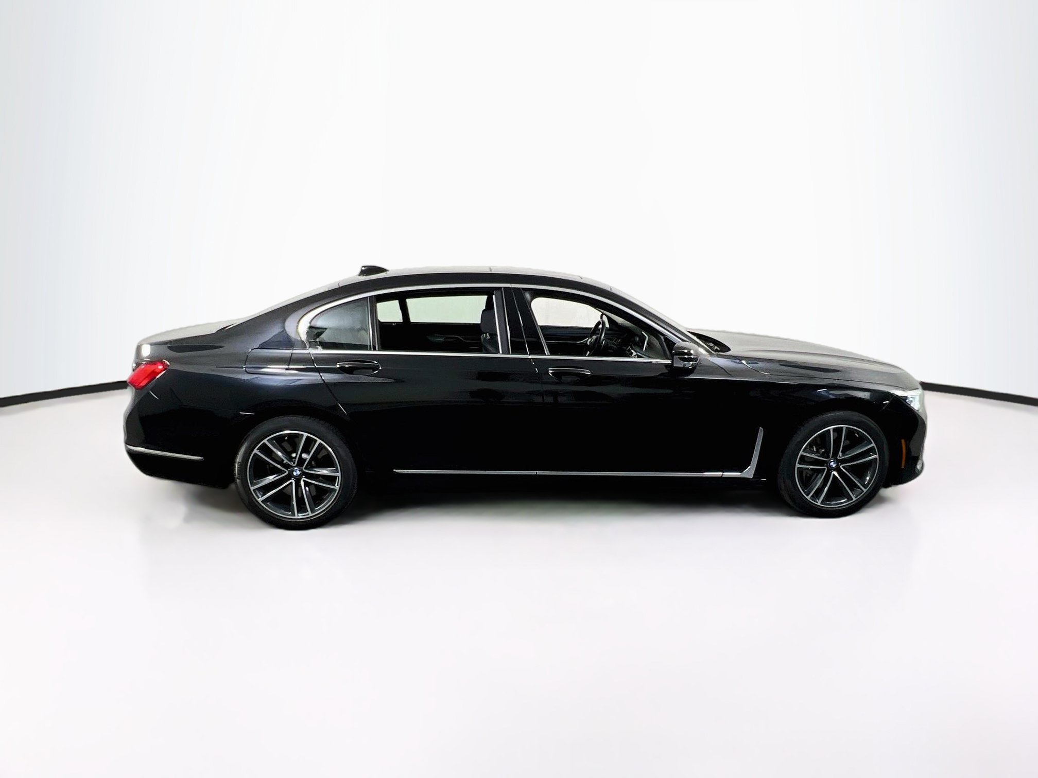 Used 2022 BMW 750i xDrive w/ Executive Package AWD/4WD image 4