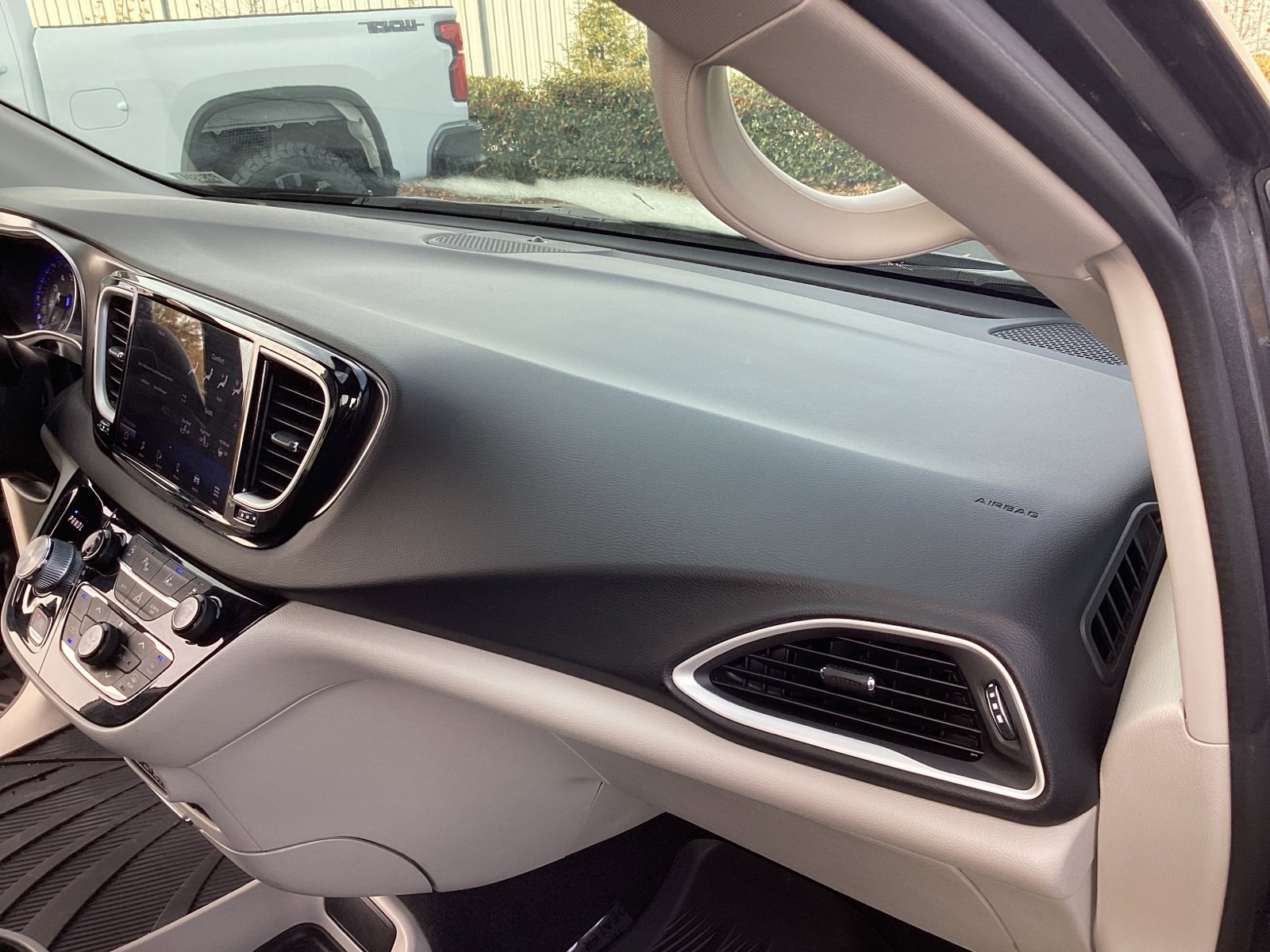 Used 2022 Chrysler Pacifica Touring-L image 17