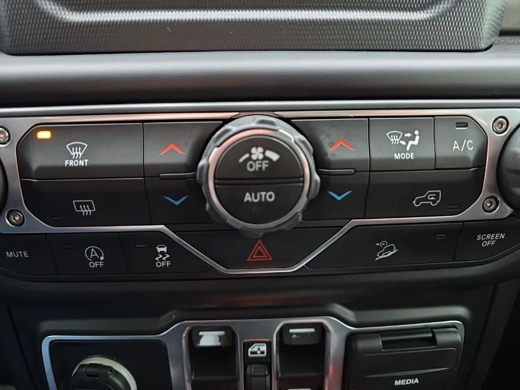 Used 2019 Jeep Wrangler Unlimited Sahara AWD/4WD image 26