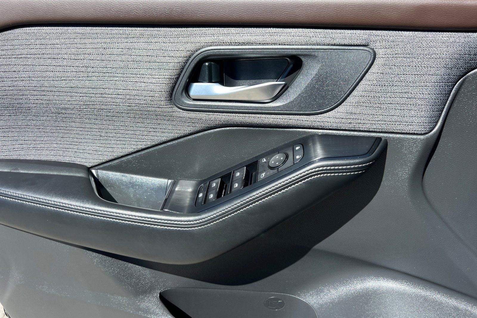 Used 2023 Nissan Rogue SV image 12