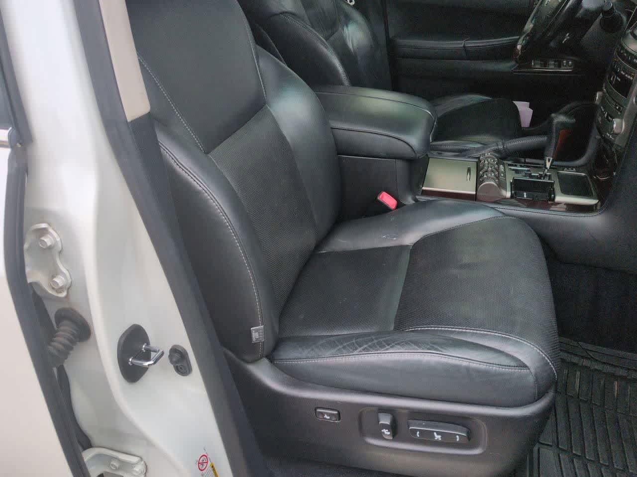 Used 2013 Lexus LX 570 4WD w/ Luxury Pkg image 24