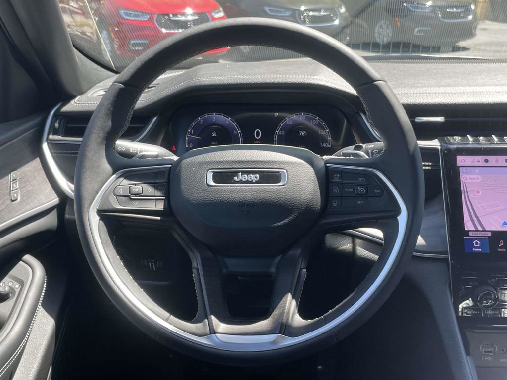 Certified 2025 Jeep Grand Cherokee Limited image 24