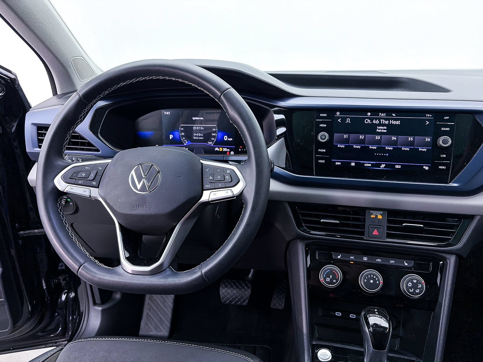 Used 2023 Volkswagen Taos SE w/ Panoramic Sunroof Package FWD image 5