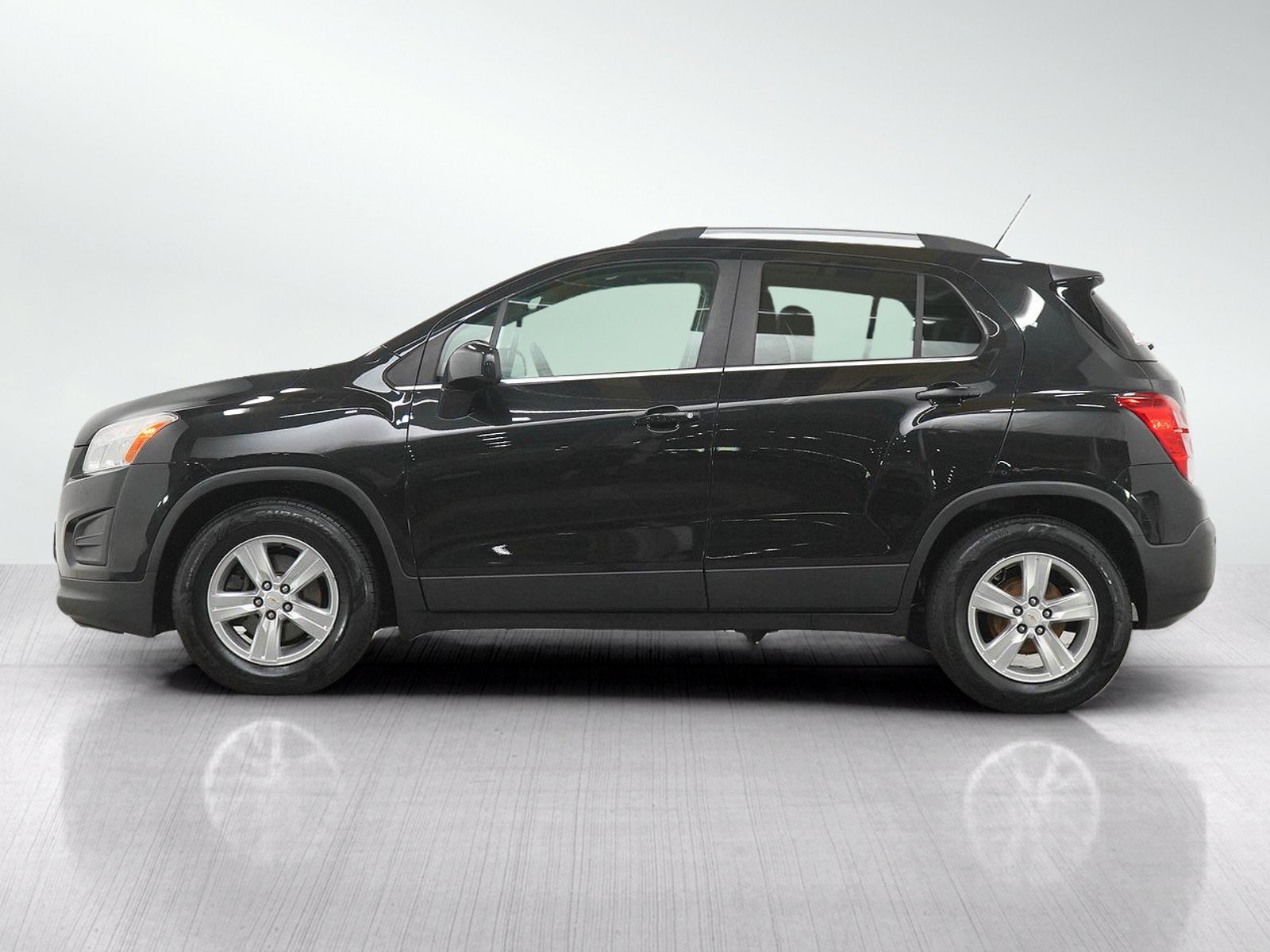 Used 2015 Chevrolet Trax LT w/ LT Sun and Sound Package FWD image 2