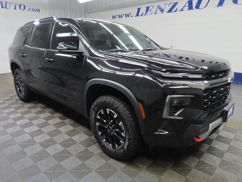 Used 2025 Chevrolet Traverse Z71 image 3