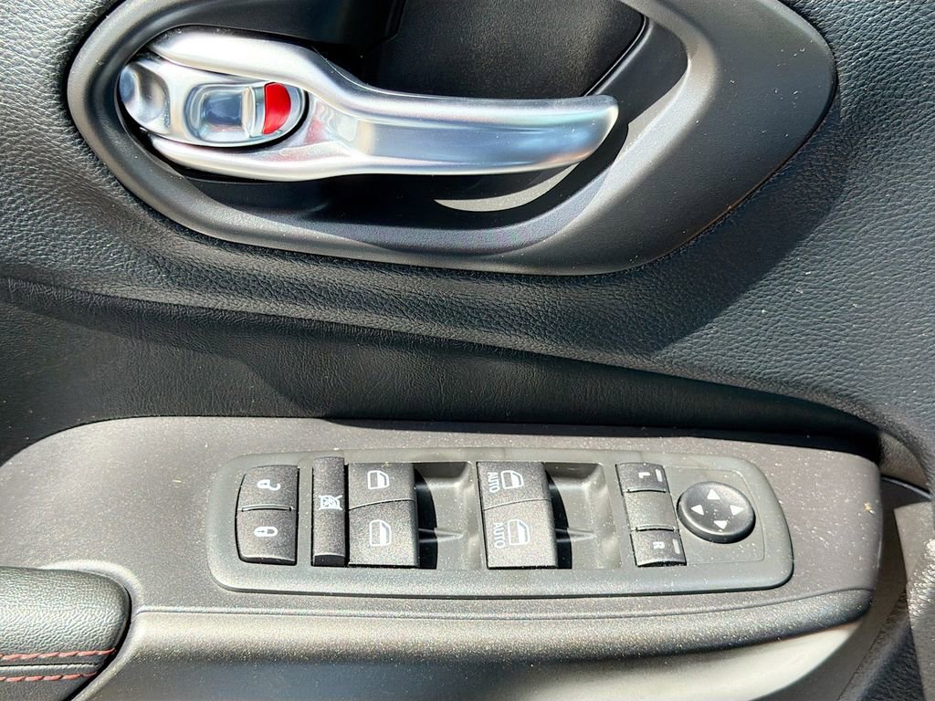 Used 2020 Jeep Cherokee Trailhawk w/ Cold Weather Group AWD/4WD image 19