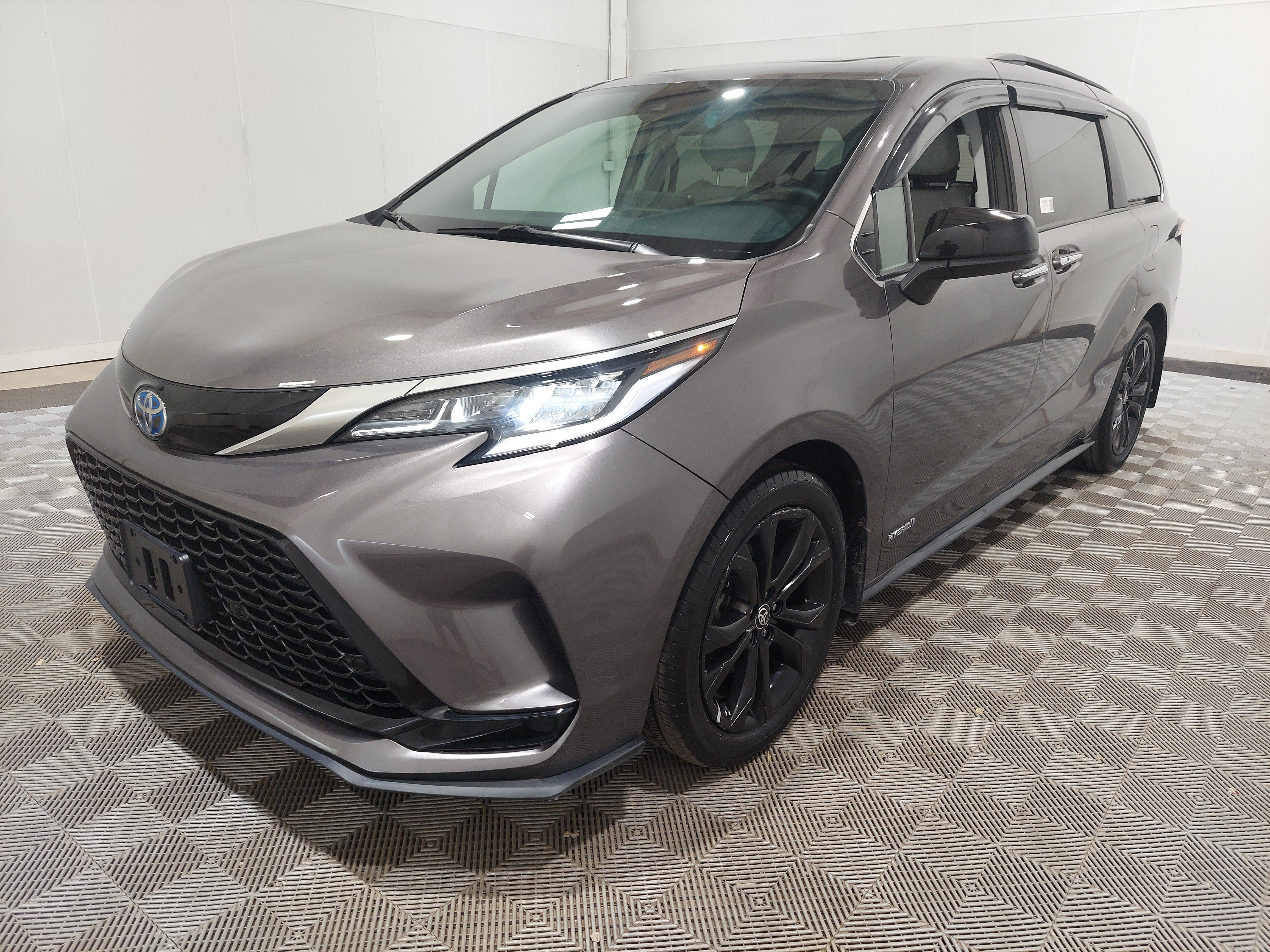 Used 2021 Toyota Sienna XSE FWD image 1