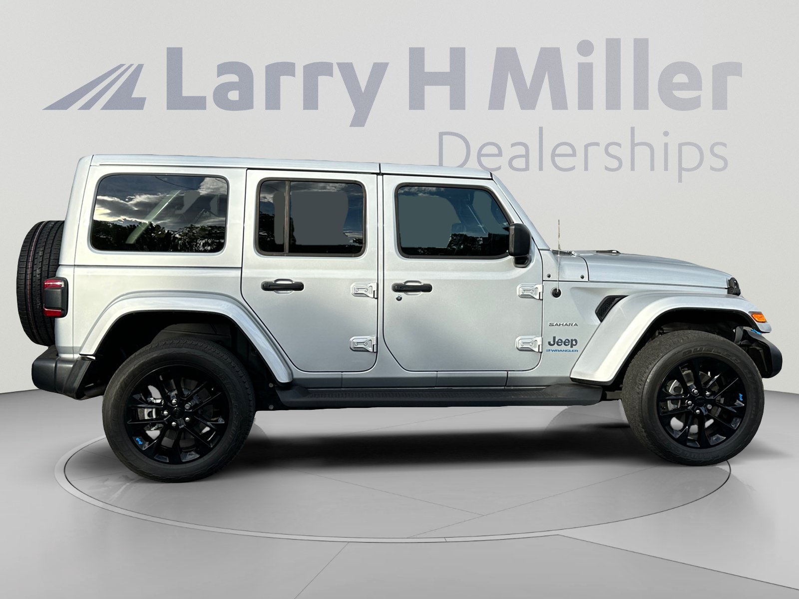 Used 2023 Jeep Wrangler Unlimited Sahara w/ Cold Weather Group AWD/4WD image 6