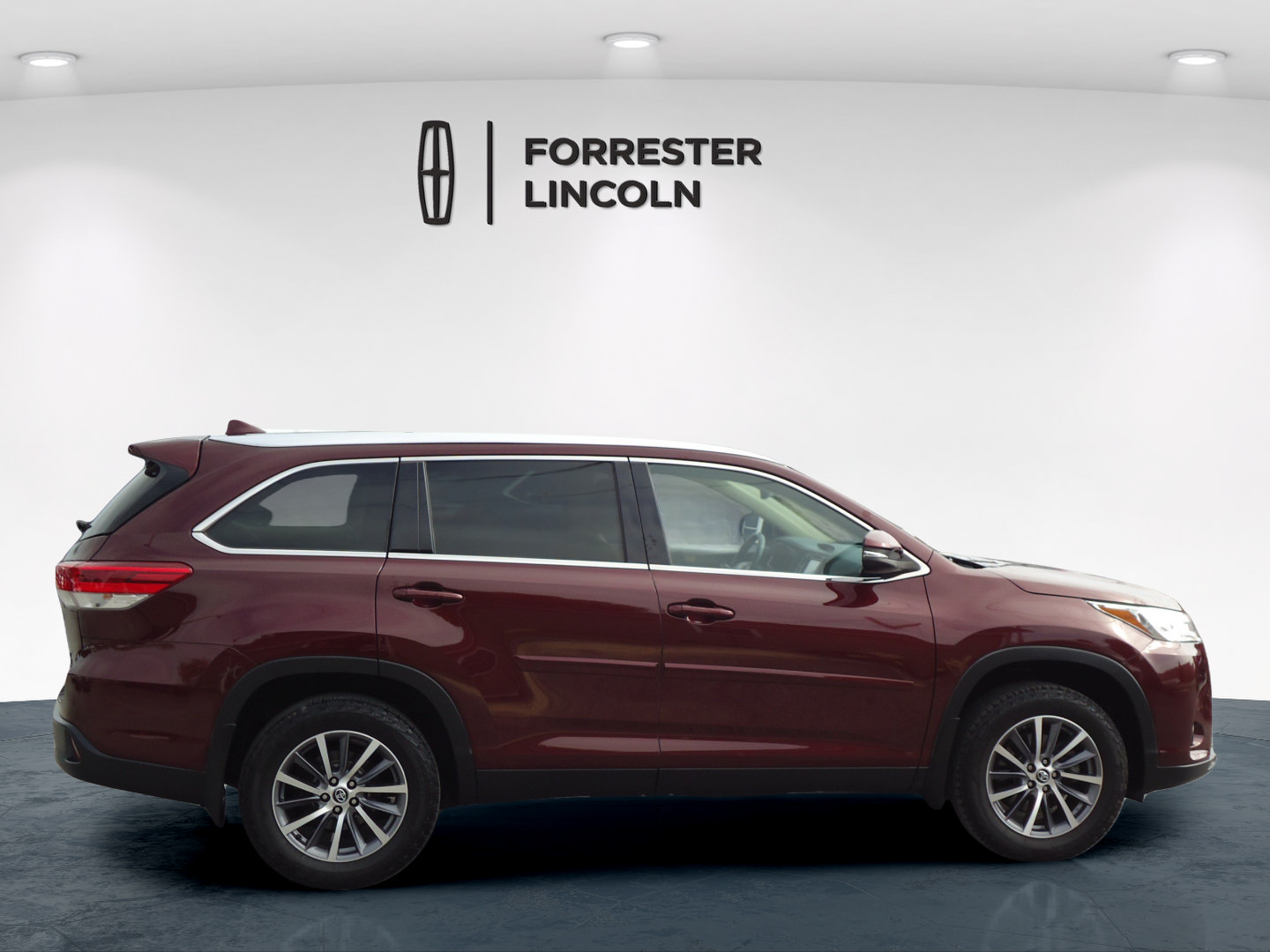 Used 2019 Toyota Highlander XLE AWD/4WD image 2