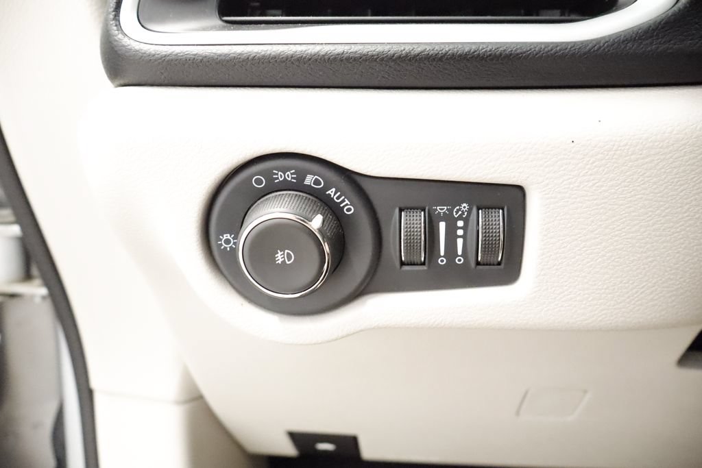 Certified 2024 Chrysler Pacifica Touring-L FWD image 22