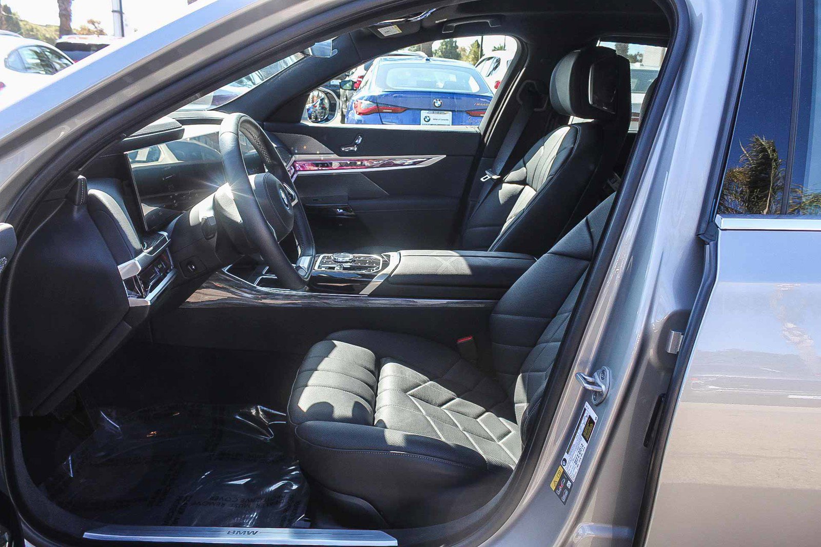 Certified 2025 BMW i7 eDrive50 w/ Premium Package image 17