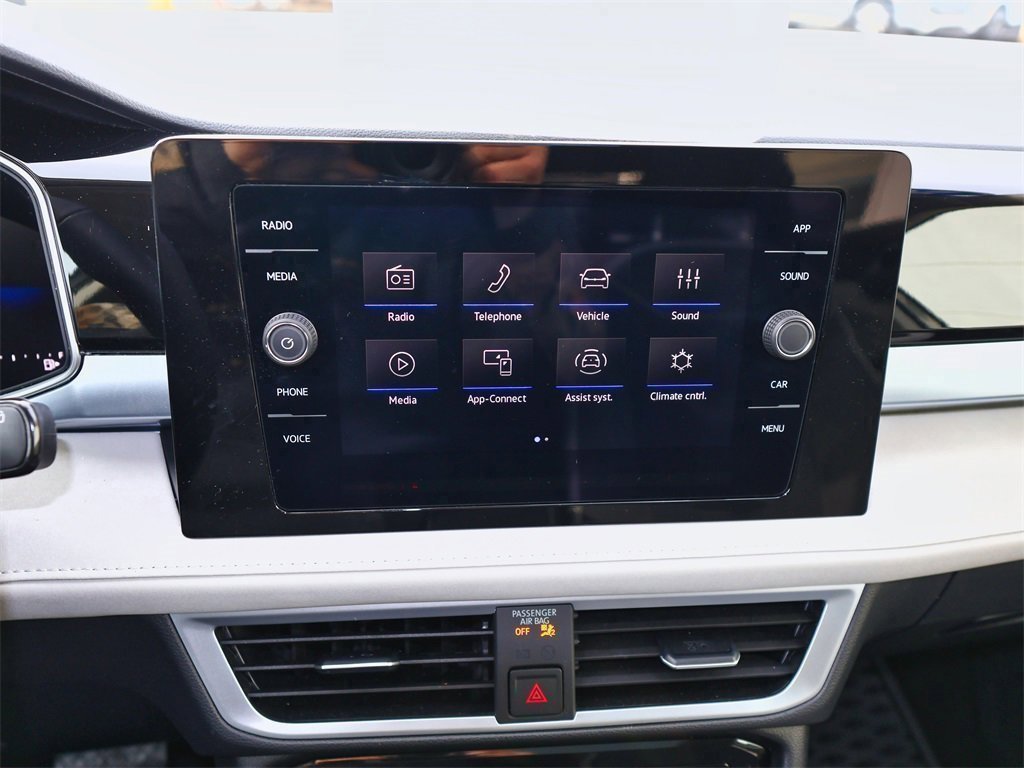 Certified 2025 Volkswagen Taos SE w/ Panoramic Sunroof Package image 18