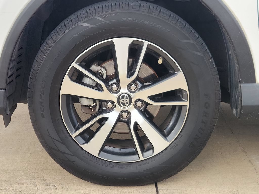 Used 2018 Toyota RAV4 XLE FWD image 11