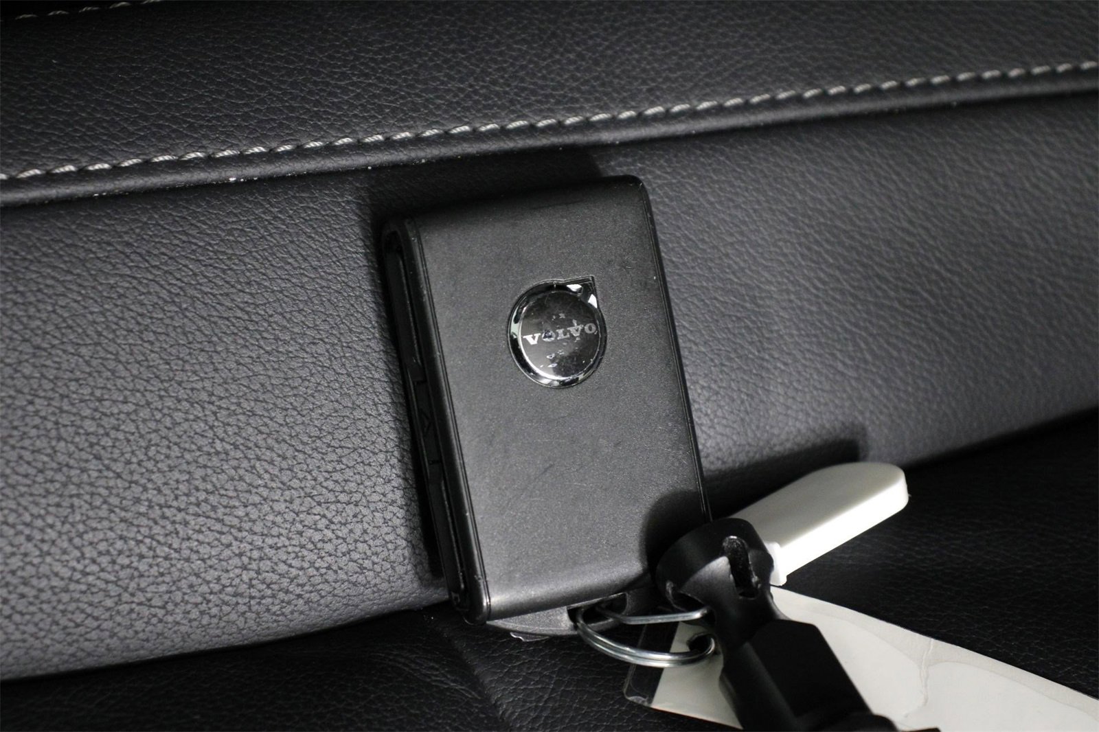 Certified 2025 Volvo XC40 B5 Core image 33