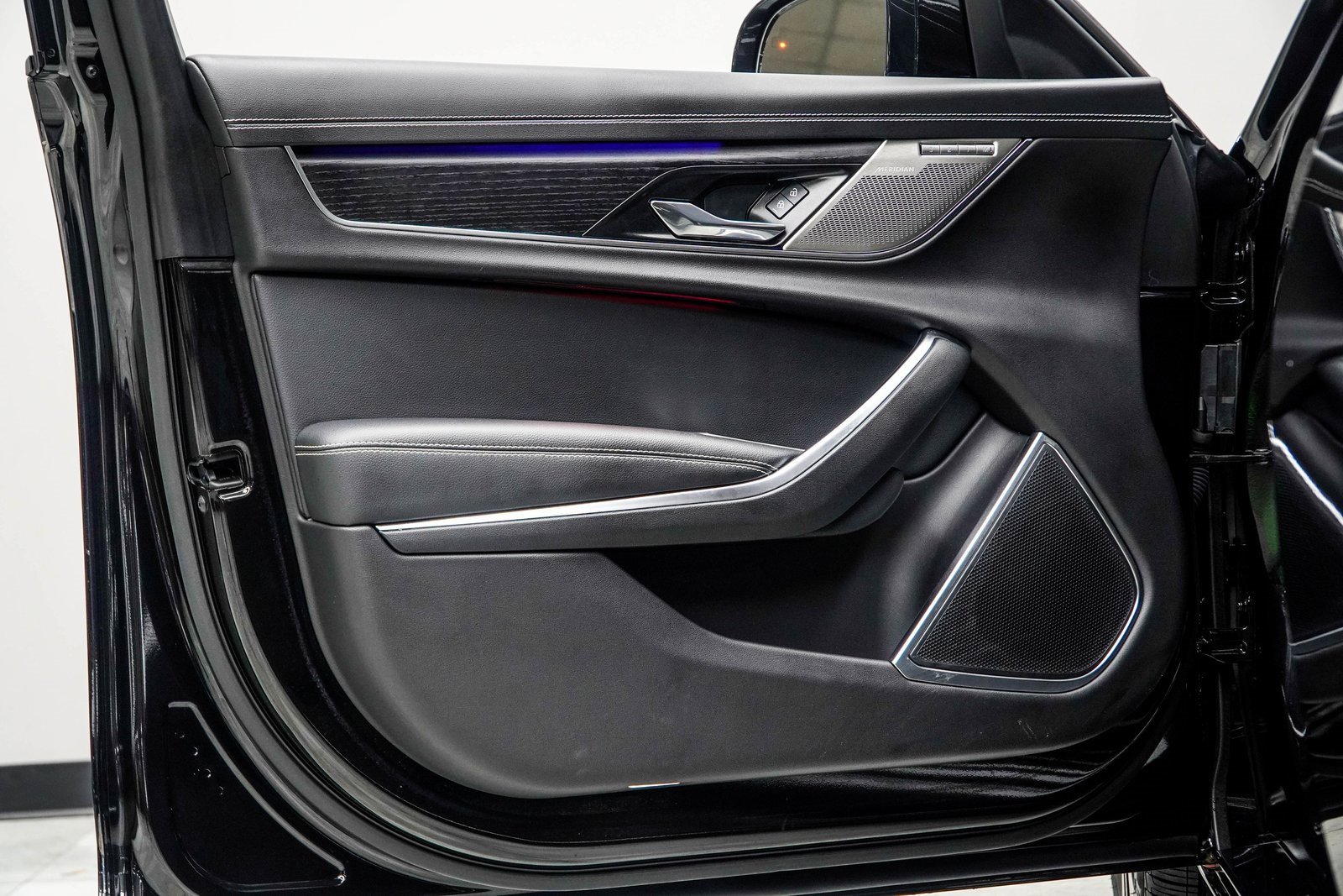 Used 2024 Jaguar XF R-Dynamic SE image 34