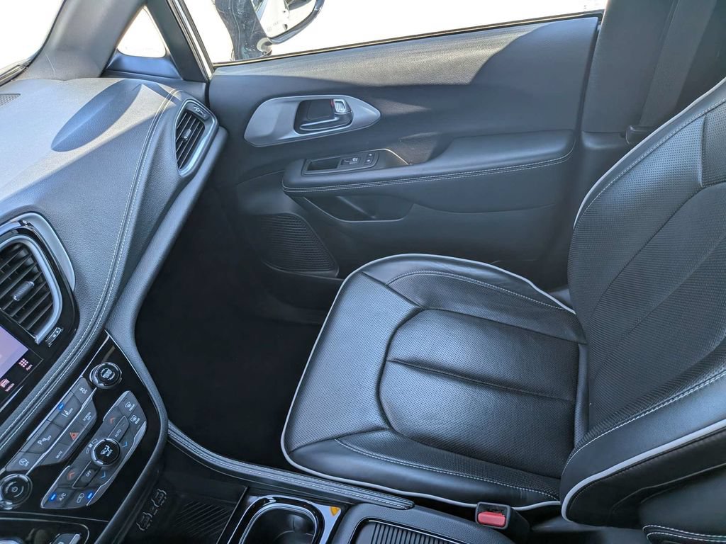 Used 2025 Chrysler Pacifica Limited FWD image 17