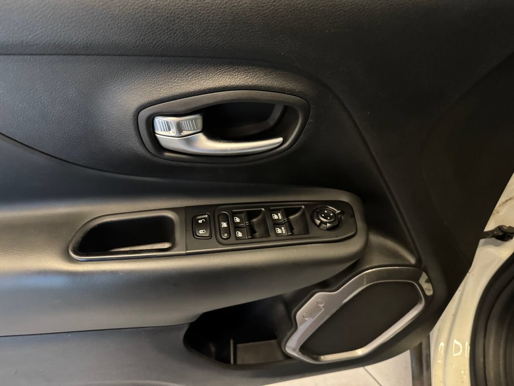 Used 2022 Jeep Renegade Limited AWD/4WD image 19
