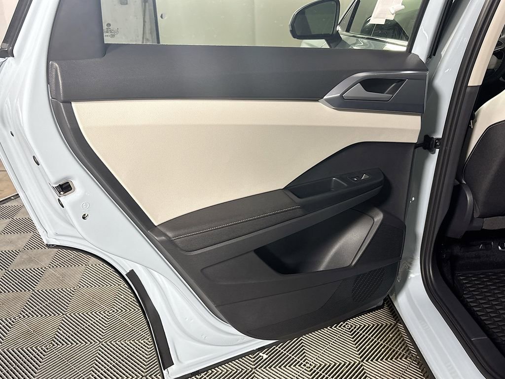 New 2025 Volkswagen Taos SE image 18