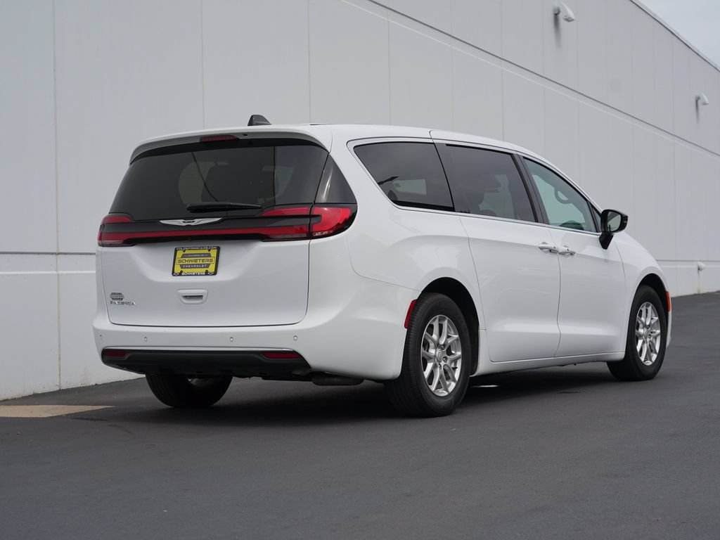 Used 2025 Chrysler Pacifica Select FWD image 3