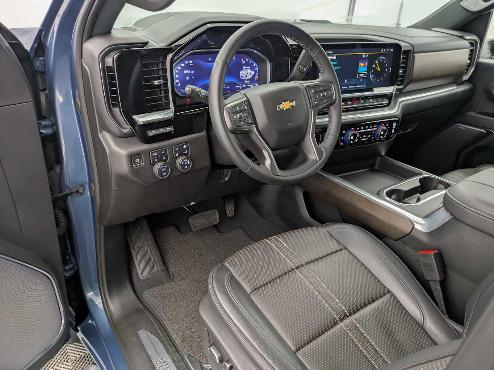Used 2024 Chevrolet Silverado 3500 High Country w/ High Country Premium Package image 2