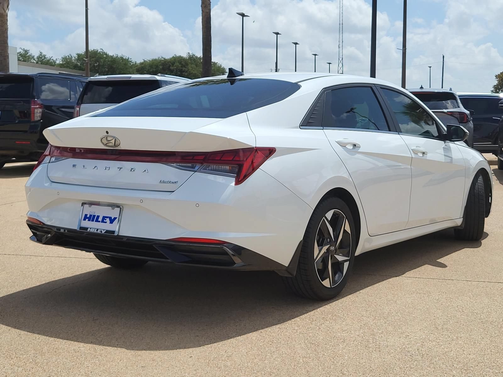 Used 2022 Hyundai Elantra Limited FWD image 3