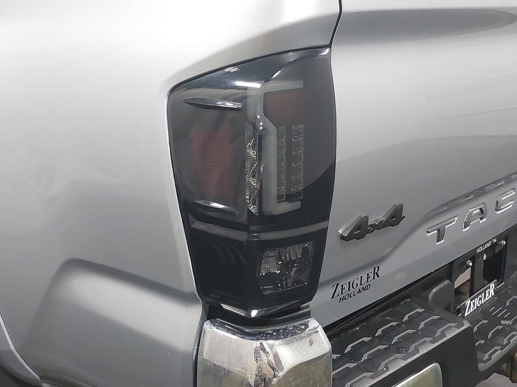 Used 2022 Toyota Tacoma SR5 w/ SR5 Appearance Package (SM) image 19