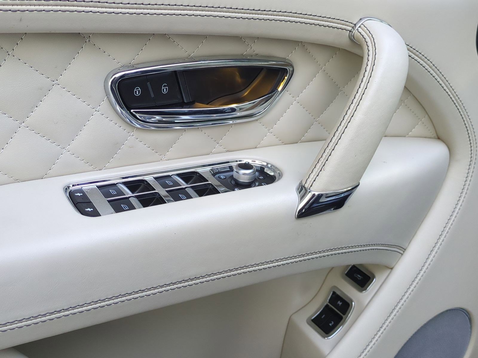 Used 2017 Bentley Bentayga image 14