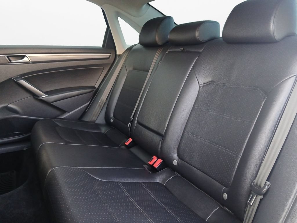 Used 2018 Volkswagen Passat 2.0T R-Line w/ R-Line Lighting Package FWD image 21