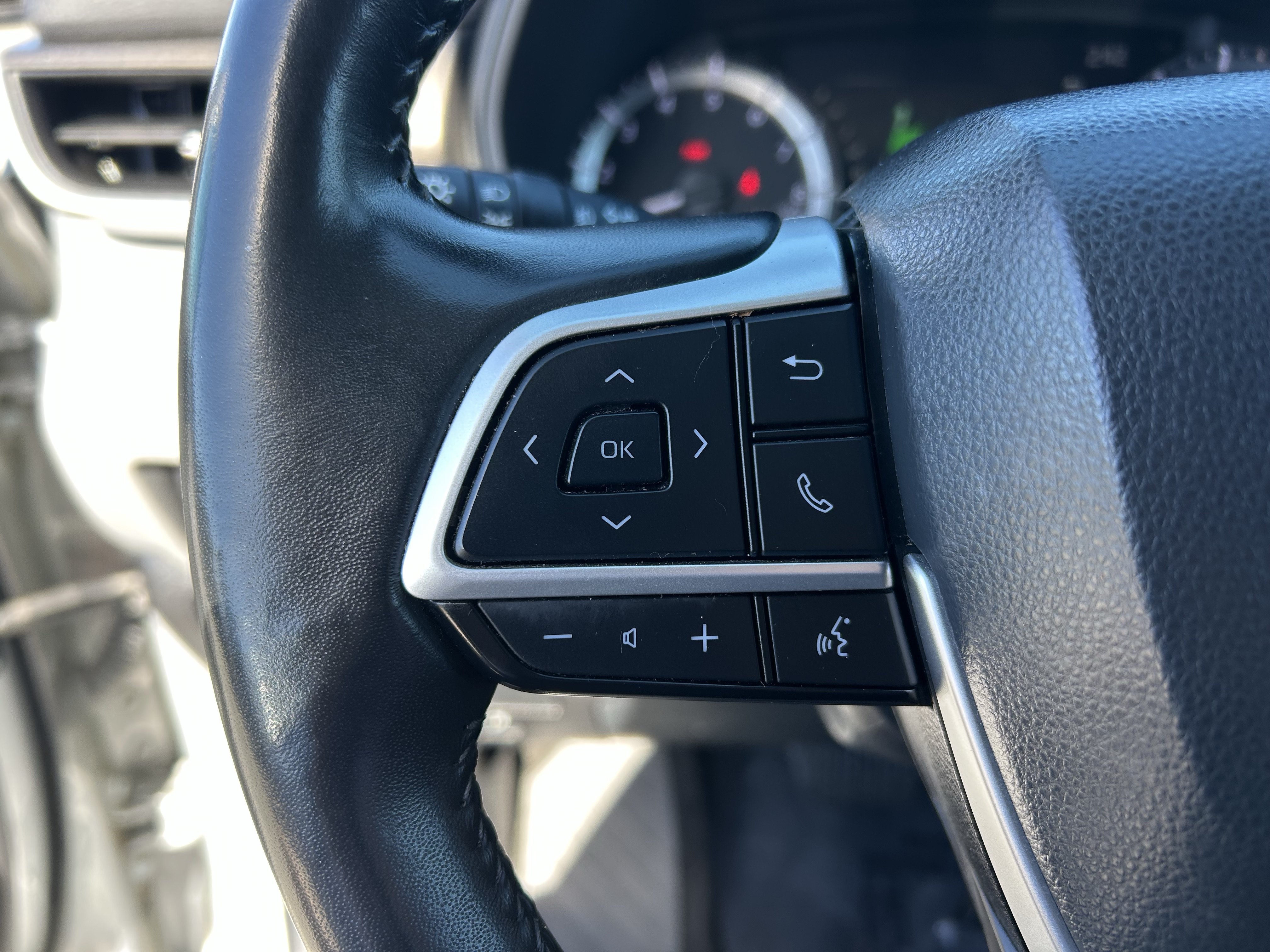 Certified 2023 Toyota Highlander LE FWD image 28