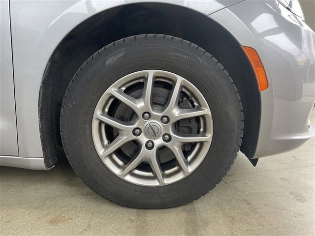 Used 2021 Chrysler Pacifica Touring image 9