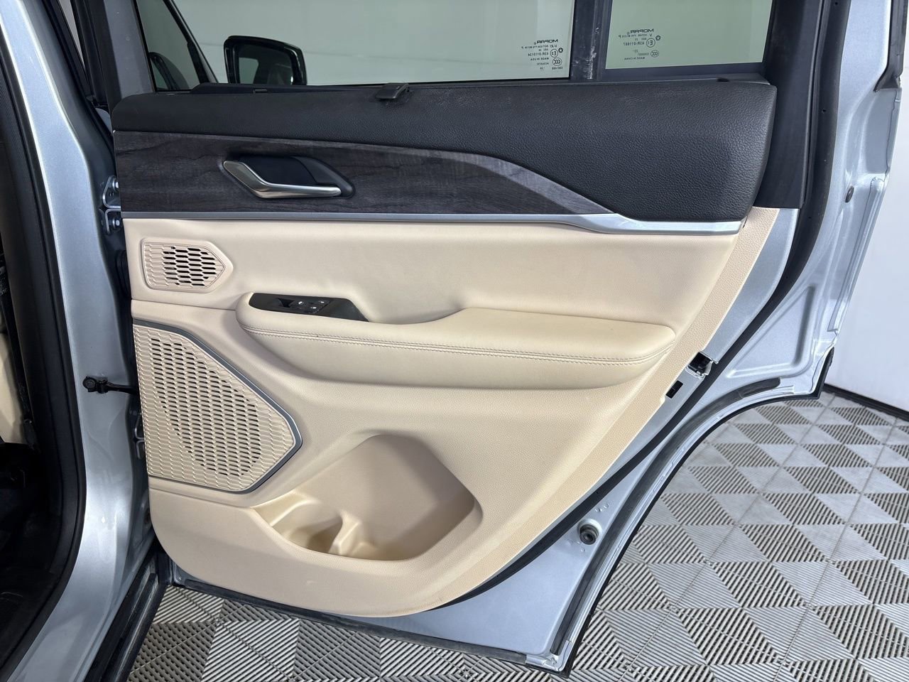 Used 2024 Jeep Grand Cherokee Limited w/ Luxury Tech Group II image 28